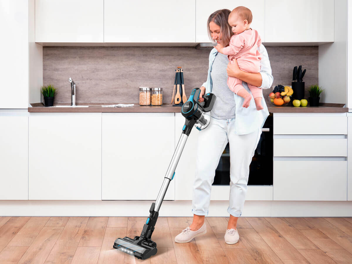 mama holding a baby uses inse cordless vacuum cleaner (inselife.com)