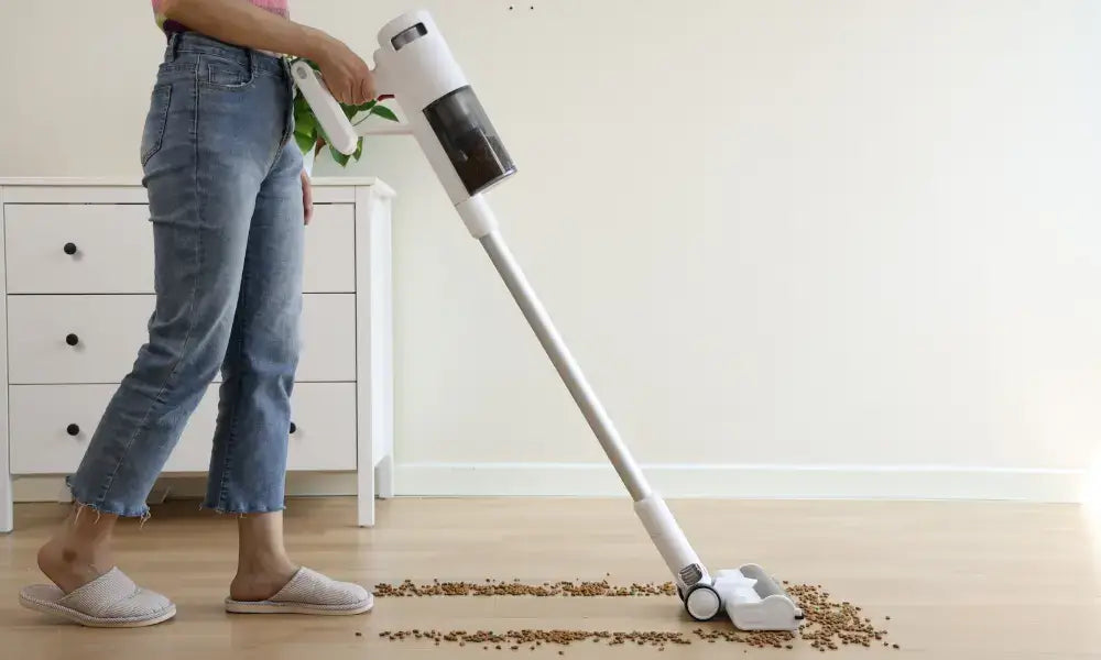 inse v120 cordless suction vacuum clean the cat food on hard wood floor-inselife.com